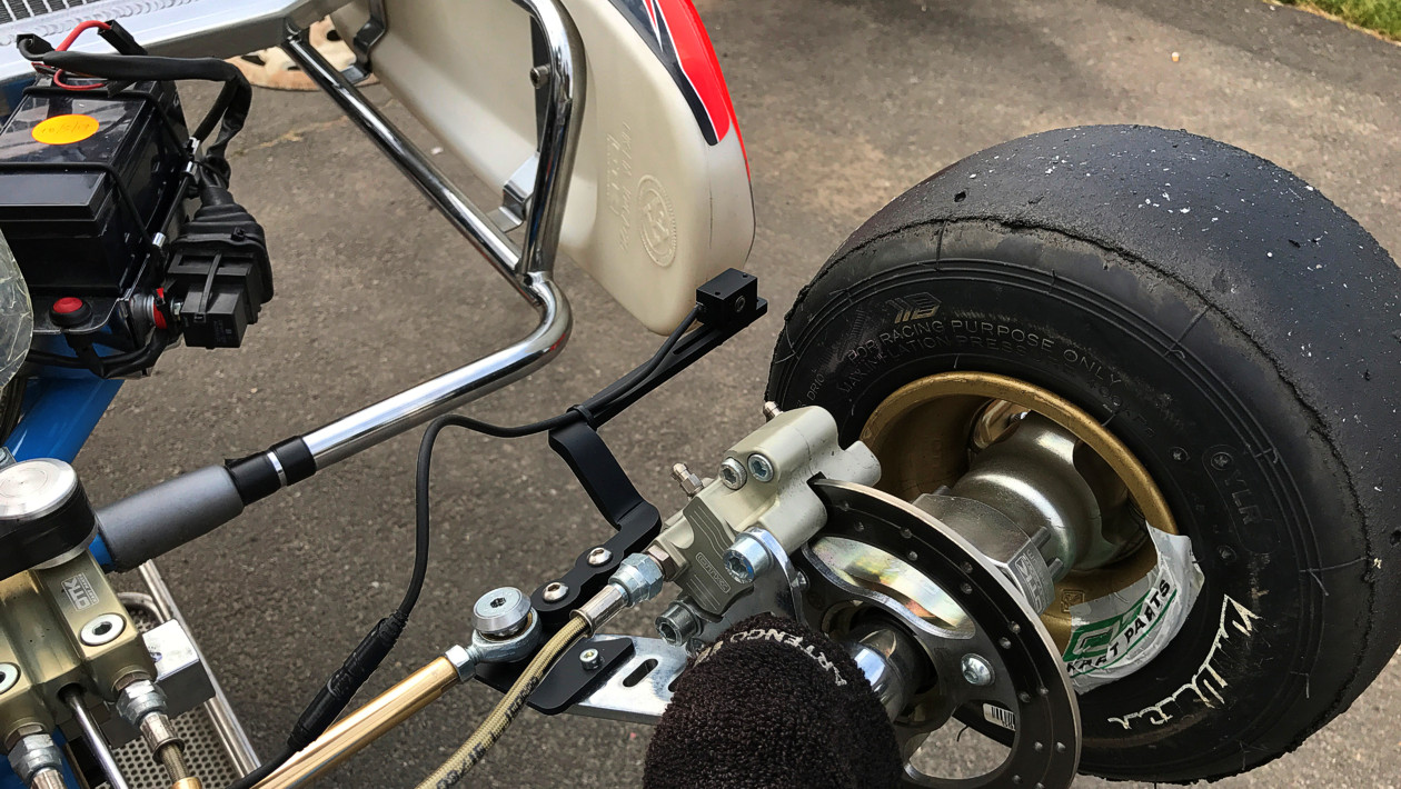 Installation des capteurs de temp&eacute;rature pneus AiM sur un kart